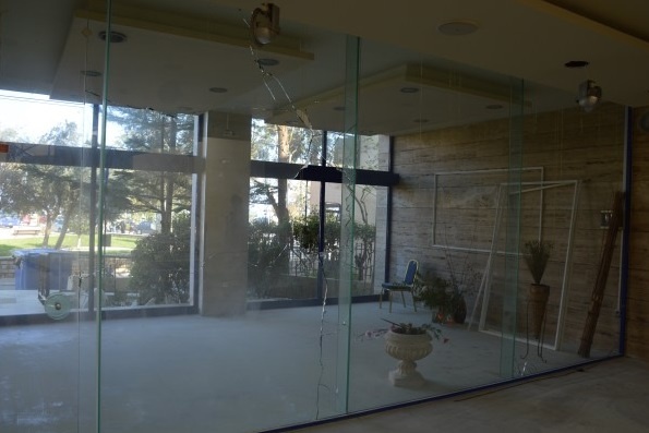 Λευκάδα: Επτά τραυματίες από τα επεισόδια! (photos)
