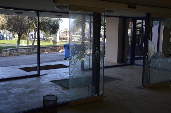 Λευκάδα: Επτά τραυματίες από τα επεισόδια! (photos)