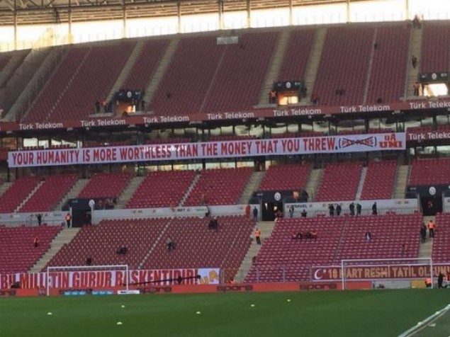 Πανό-απάντηση στην αλητεία των οπαδών της Αϊντχόβεν (photo)