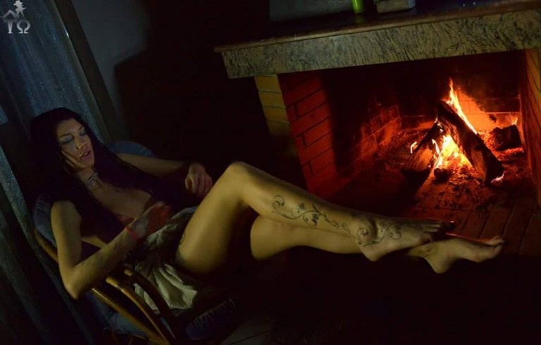 Στα… κόκκινα η Αλεξάνδρου (photos)