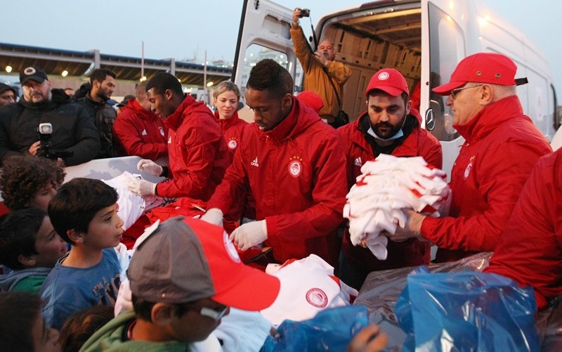 Ολυμπιακός: Ασταμάτητη προσφορά στους πρόσφυγες (photos)
