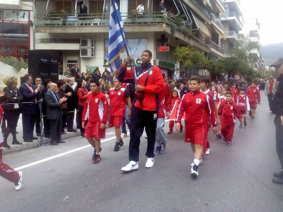 Όταν ο Γιάννης ξεκίνησε να κρατά ψηλά την ελληνική σημαία (photos)