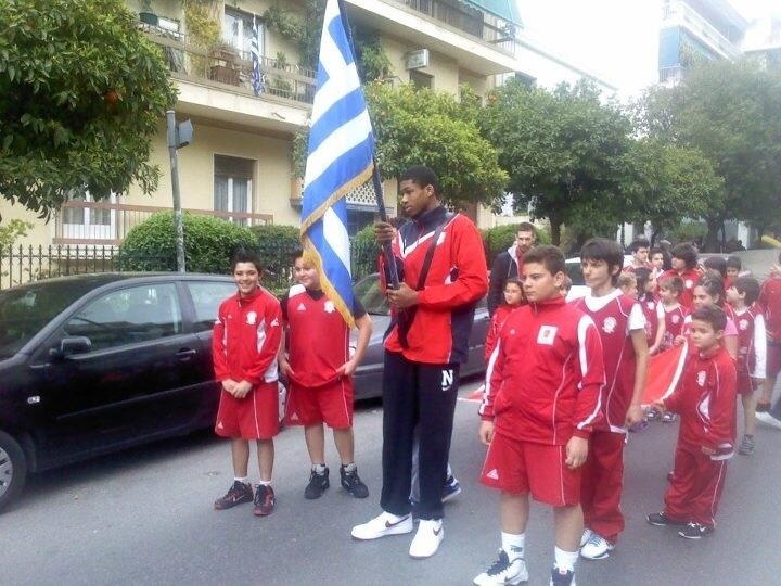 Όταν ο Γιάννης ξεκίνησε να κρατά ψηλά την ελληνική σημαία (photos)