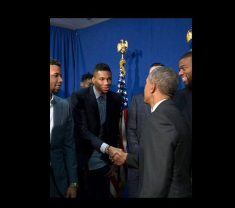 Η χειραψία του Αντετοκούνμπο με τον Ομπάμα! (photo)