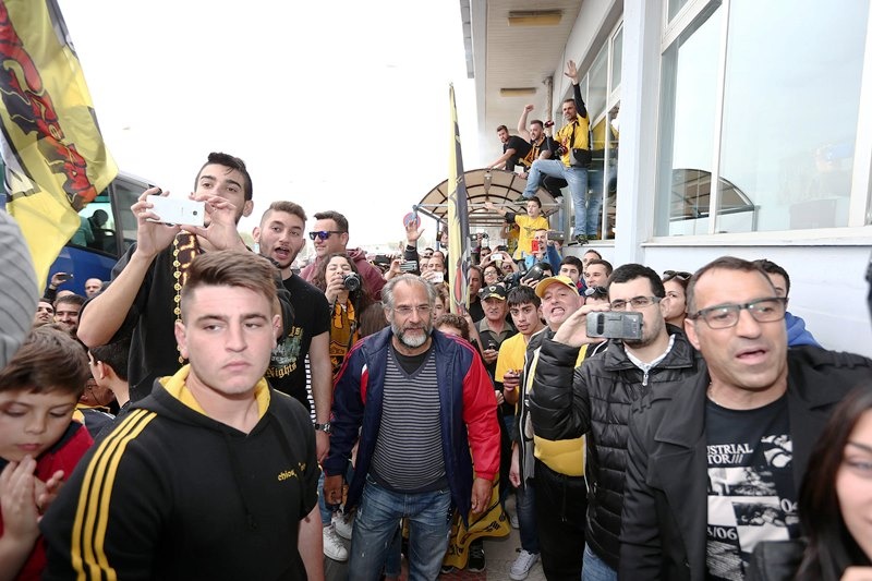 Σήκωσαν τους παίκτες της ΑΕΚ στα χέρια! (photos)