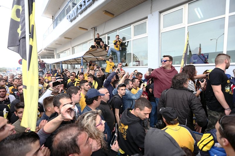 Σήκωσαν τους παίκτες της ΑΕΚ στα χέρια! (photos)