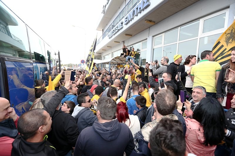 Σήκωσαν τους παίκτες της ΑΕΚ στα χέρια! (photos)
