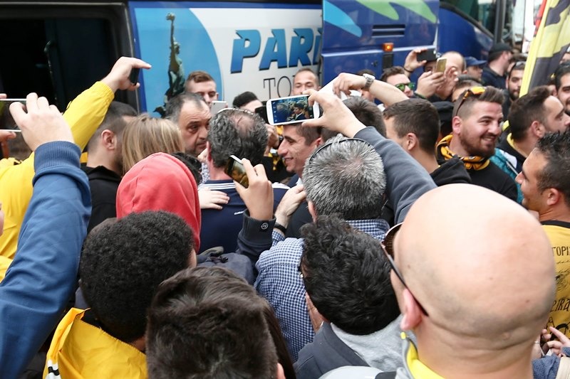 Σήκωσαν τους παίκτες της ΑΕΚ στα χέρια! (photos)