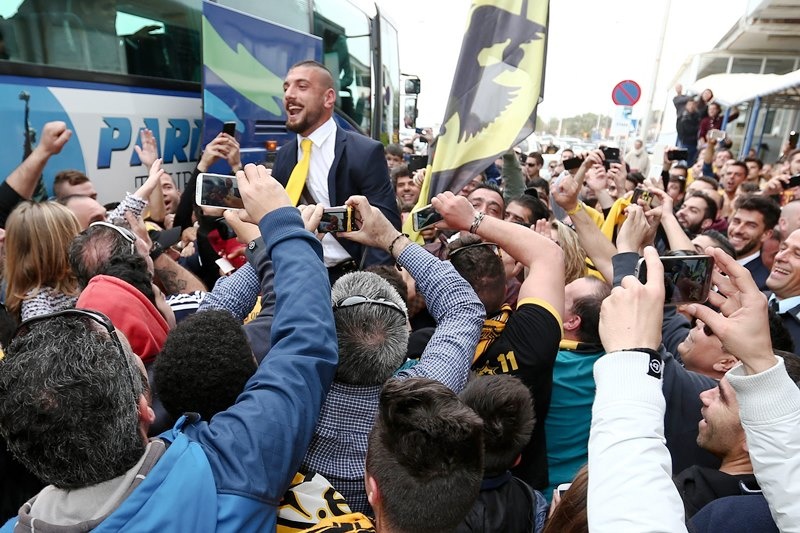 Σήκωσαν τους παίκτες της ΑΕΚ στα χέρια! (photos)