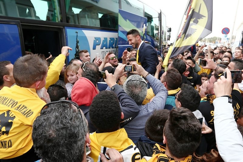 Σήκωσαν τους παίκτες της ΑΕΚ στα χέρια! (photos)