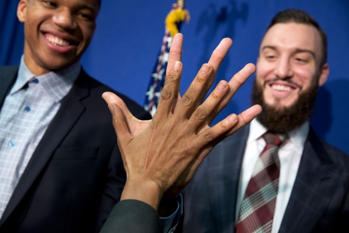 Ο Αντετοκούνμπο σκέπασε τον Ομπάμα! (photo)