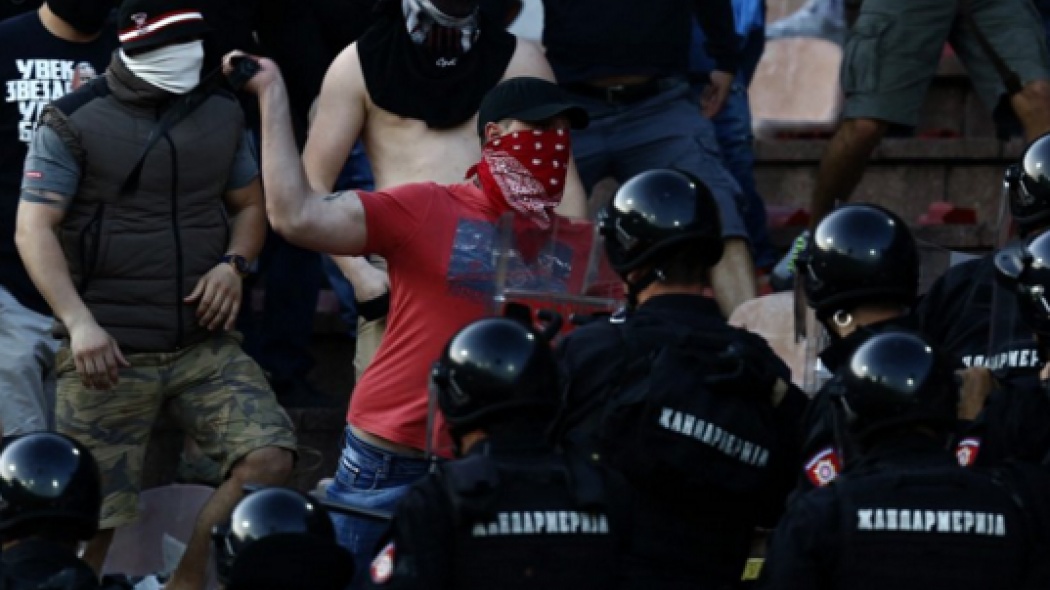 Τρομερά επεισόδια στο «classicο» της Σερβίας – έπεσαν και μαχαιριές! (photos+video)