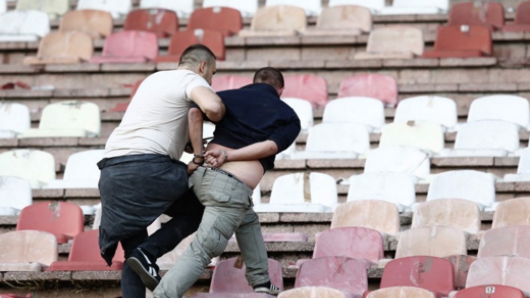 Τρομερά επεισόδια στο «classicο» της Σερβίας – έπεσαν και μαχαιριές! (photos+video)