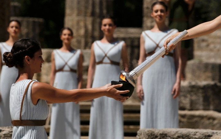 Ξεκίνησε το ταξίδι της η Ολυμπιακή Φλόγα (photos)