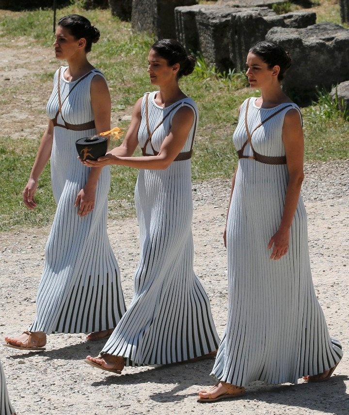 Ξεκίνησε το ταξίδι της η Ολυμπιακή Φλόγα (photos)