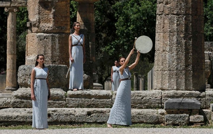 Ξεκίνησε το ταξίδι της η Ολυμπιακή Φλόγα (photos)