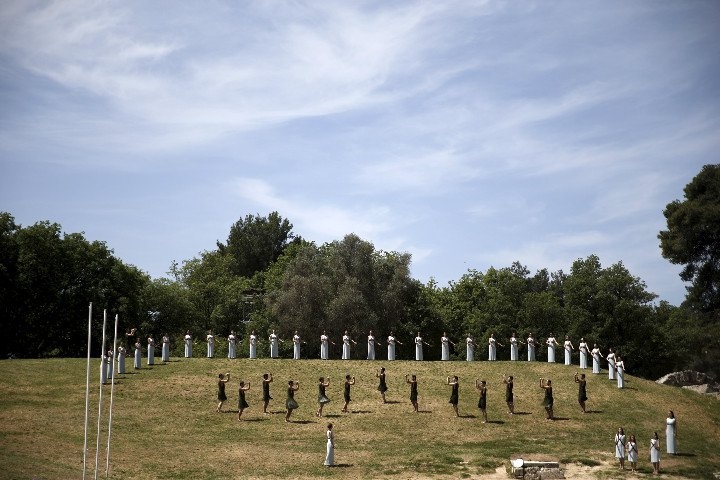 Ξεκίνησε το ταξίδι της η Ολυμπιακή Φλόγα (photos)