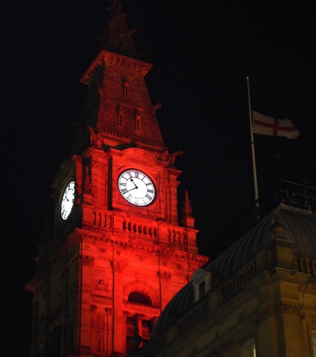 Έγινε κόκκινο το Λίβερπουλ για τα 96 θύματα (photos)