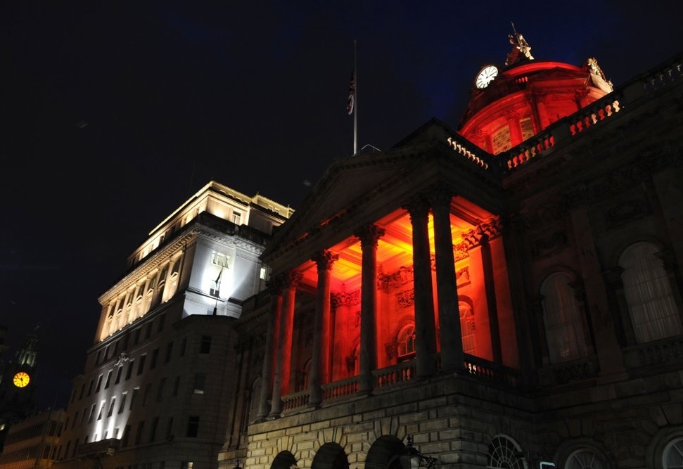 Έγινε κόκκινο το Λίβερπουλ για τα 96 θύματα (photos)