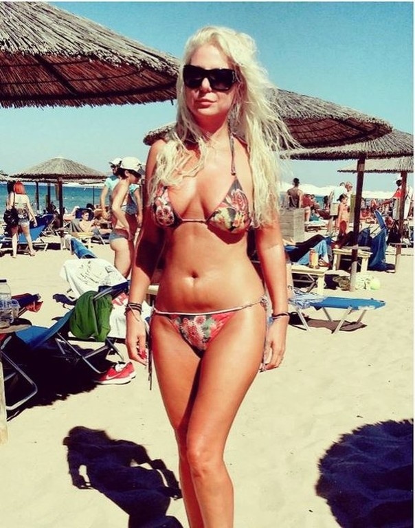 Πρώην παίκτρια ριάλιτι κολάζει και... Άγιο! (photos)