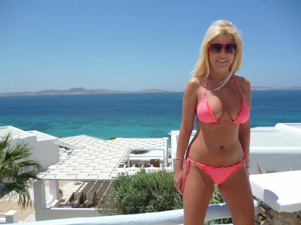 Πρώην παίκτρια ριάλιτι κολάζει και... Άγιο! (photos)