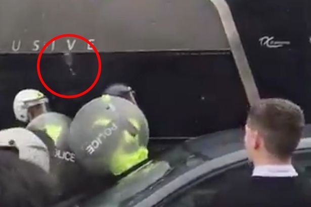 Έσπασαν το πούλμαν της Γιουνάιτεντ οι οπαδοί της Γουέστ Χαμ (photos+videos)
