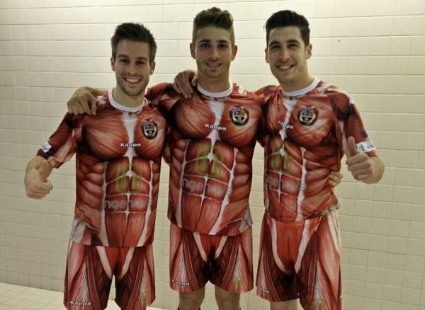 Πετάξτε τις… φανέλες σας! (photos)