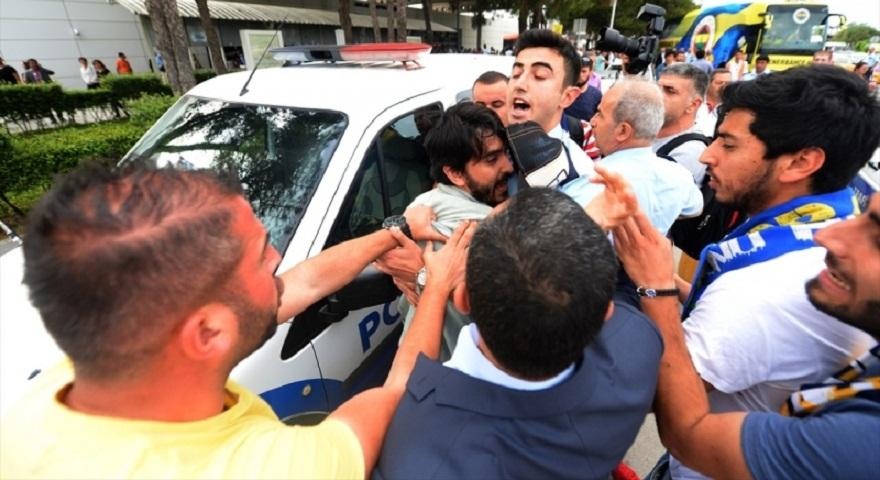 Οπαδοί της Φενέρ την «πέφτουν» σε φίλο της Γαλατά λόγω… κασκόλ! (photos)
