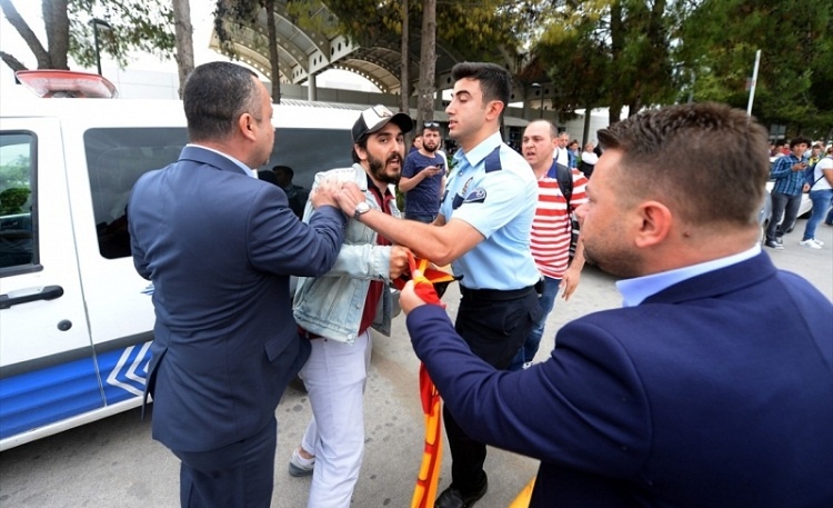 Οπαδοί της Φενέρ την «πέφτουν» σε φίλο της Γαλατά λόγω… κασκόλ! (photos)