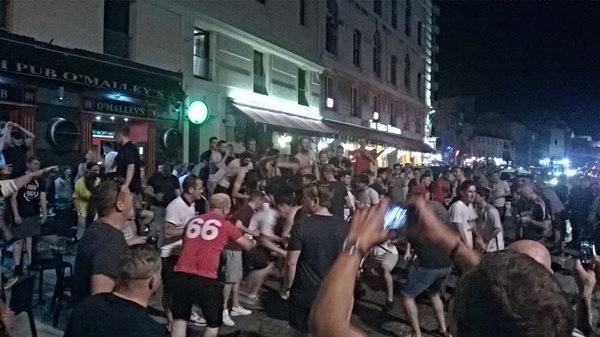Euro 2016: Άγρια επεισόδια Άγγλων στην Μασσαλία (photos+video)