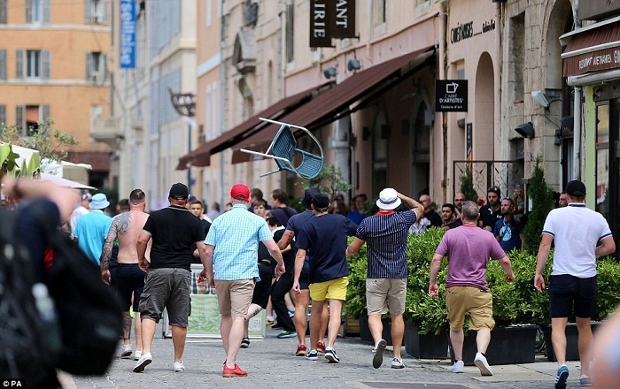 Euro 2016: Απίστευτο ξύλο στη Μασσαλία (photos)