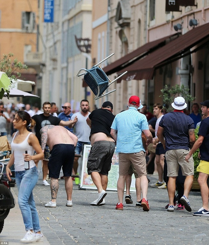 Euro 2016: Απίστευτο ξύλο στη Μασσαλία (photos)