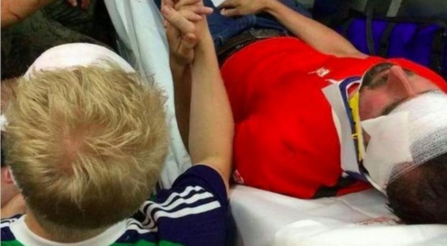 Euro 2016: Συγκλονιστικό: Βορειοϊρλανδός οπαδός κρατάει το χέρι Πολωνού που χτυπήθηκε από χούλιγκαν (photo)