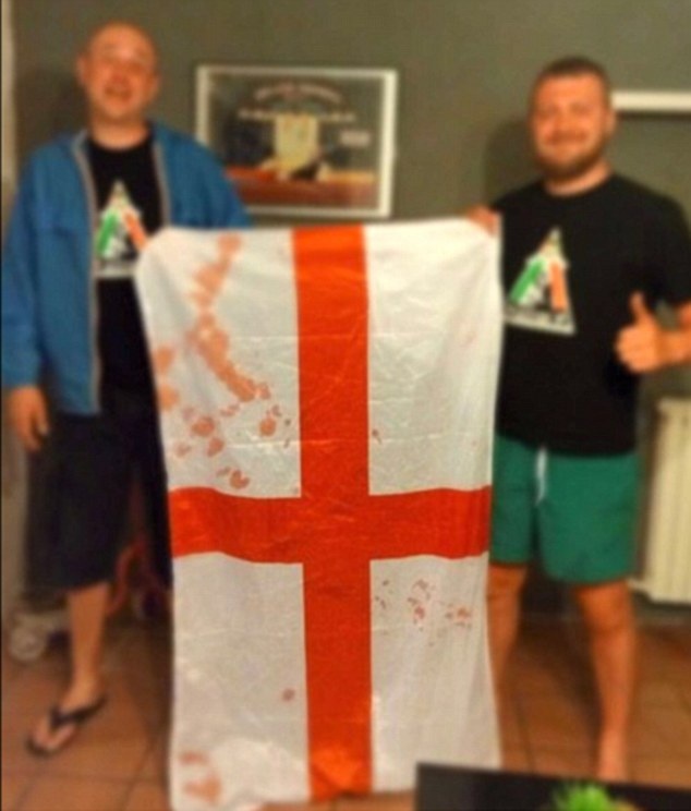 Euro 2016: Ρώσοι χούλιγκαν πουλούν ματωμένες αγγλικές σημαίες! (photos)