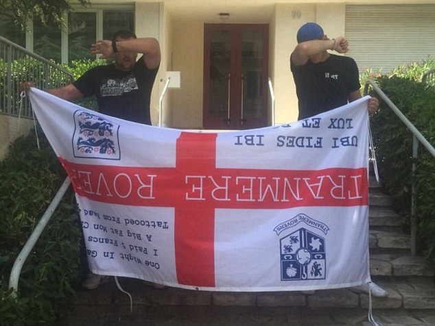 Euro 2016: Ρώσοι χούλιγκαν πουλούν ματωμένες αγγλικές σημαίες! (photos)