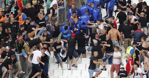 Euro 2016: Φωτογραφίες και βίντεο από τα επεισόδια των Ούγγρων! (photos+video)