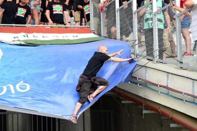 Euro 2016: Έπεσε στο κενό Ούγγρος οπαδός! (photos)