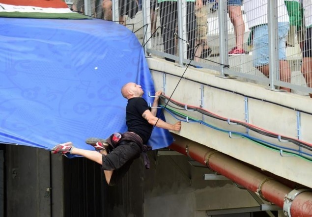 Euro 2016: Έπεσε στο κενό Ούγγρος οπαδός! (photos)