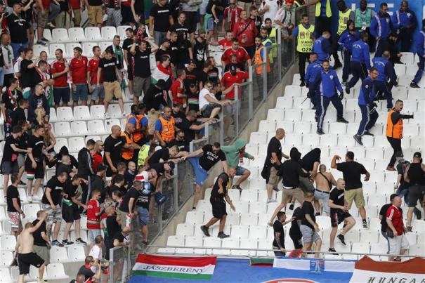 Euro 2016: Φωτογραφίες και βίντεο από τα επεισόδια των Ούγγρων! (photos+video)