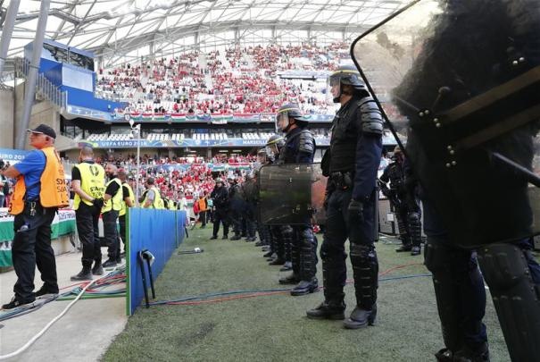 Euro 2016: Φωτογραφίες και βίντεο από τα επεισόδια των Ούγγρων! (photos+video)