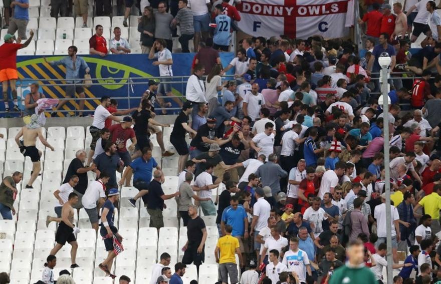 Euro 2016: Αποκλείστηκαν και έπαιξαν ξύλο μεταξύ τους οι Άγγλοι! (video)