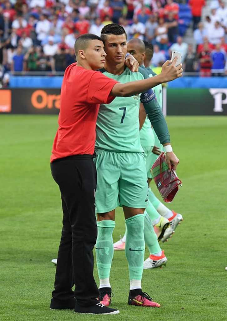 Euro 2016: Εισβολέας έβγαλε selfie με τον Ρονάλντο
