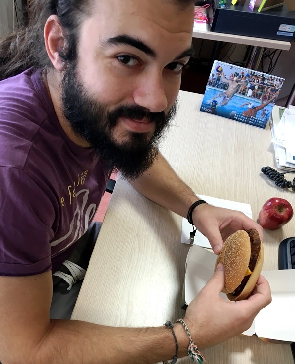 Ανδρικό savoir vivre διατροφής στο γραφείο #not!