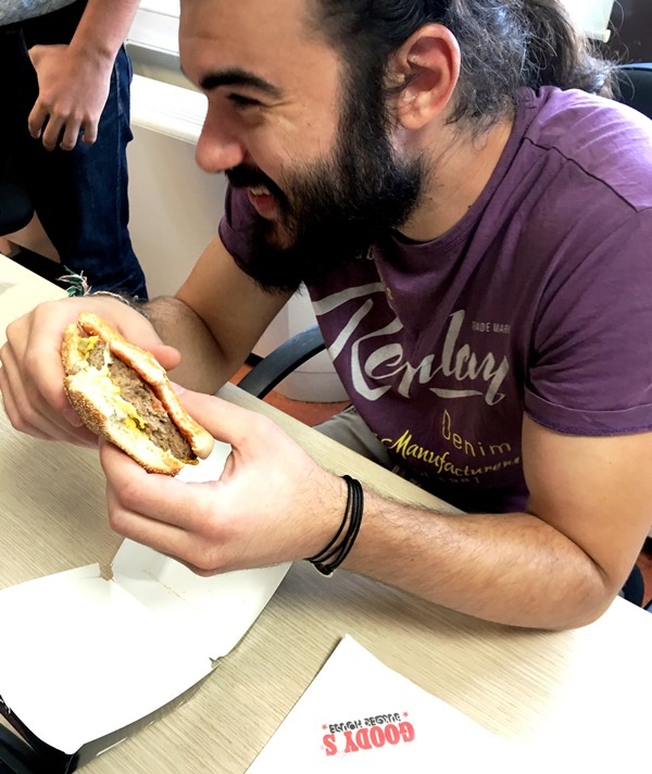 Ανδρικό savoir vivre διατροφής στο γραφείο #not!