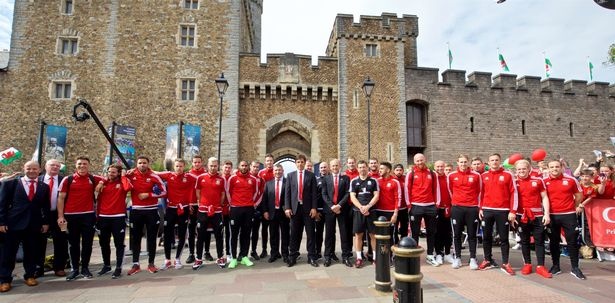 Euro 2016: Αποθέωση για την Ουαλία (photos+video)