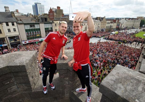 Euro 2016: Αποθέωση για την Ουαλία (photos+video)