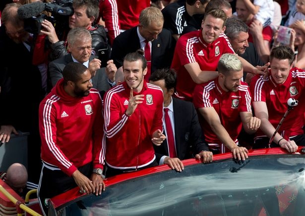 Euro 2016: Αποθέωση για την Ουαλία (photos+video)