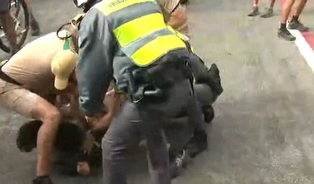 Ολυμπιακοί Αγώνες: Πήγε να κλέψει τη Φλόγα και έφαγε ξύλο! (photos+video)