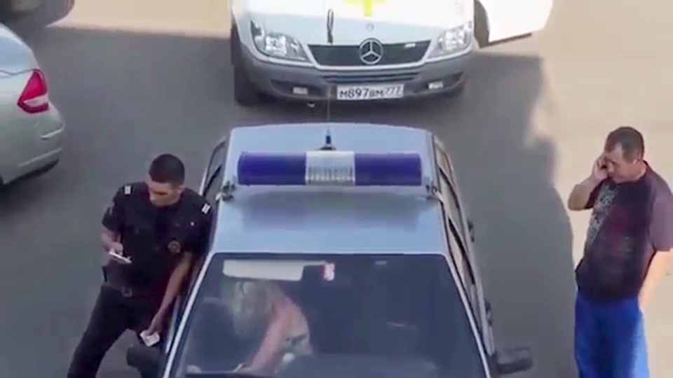 Καυτή ξανθιά έσπασε το περιπολικό με τα πόδια της! (photos)