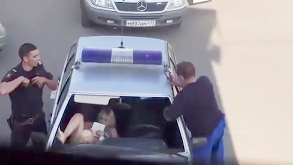 Καυτή ξανθιά έσπασε το περιπολικό με τα πόδια της! (photos)